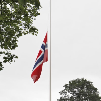 Norsk flagga på halvstång. Arkivbild.