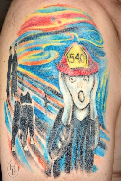 Edvard Munchs Skriet tatuerad med brandhjälm och Karelsk spets 