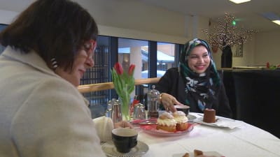 kvinnor på café