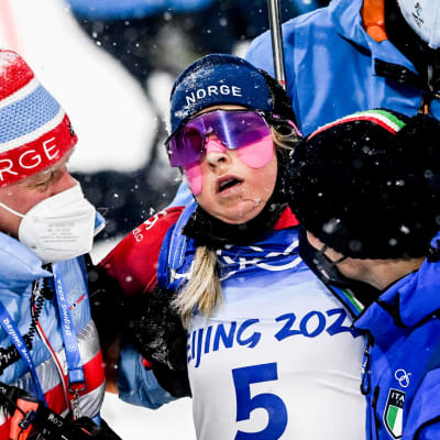 Ingrid Landmark Tandrevold bärs från målet.