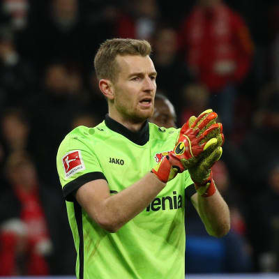 Lukas Hradecky torjui Leverkusenille voiton.