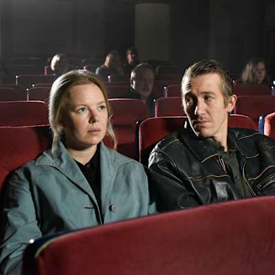 Alma Pöysti och Jussi Vatanen som Ansa och Holappa i Kaurismäkis film Kuolleet lehdet.