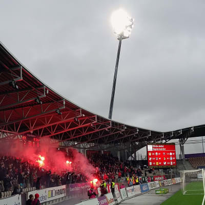 HIFK:s supportrar Stadin Kingit tände rökbomber (25.10 2015) i FM-ligans sista match mot FC Inter på Sonera stadion i Helsingfors.