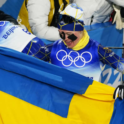 Jonna Sundling firar sitt OS-guld.