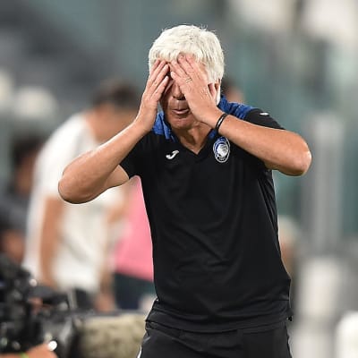Gian Piero Gasperini håller händerna framför ögonen.