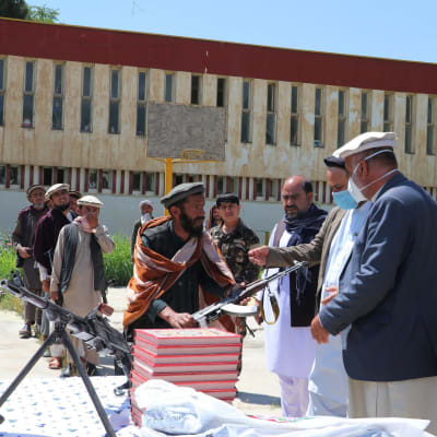 En grupp talibanrebelller lade ner sina vapen den här veckan i provinsen Baghlan. Talibanerna meddelade ett par dagar senare om ett ensidigt eldupphör över Id al-Fitr helgen.