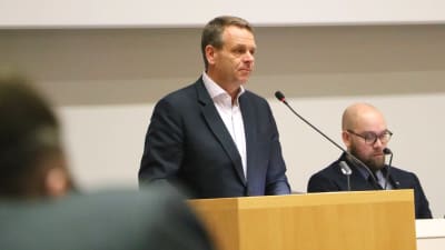 Borgmästare Jan Vapaavuori talar inför Helsingfors stadsfullmäktige.