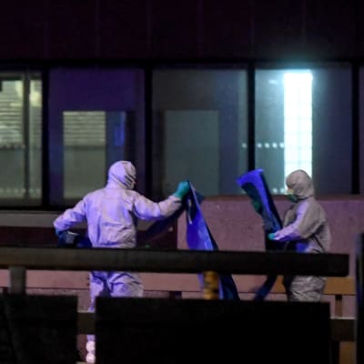 Personer i vita skyddskläder ses arbeta på London Bridge.
