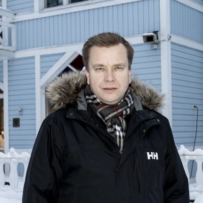 Antti Kaikkonen seisoo Lottamuseon edessä talvissa maisemassa.