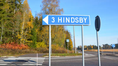 På bilden syns en skylt där det står Hindsby.