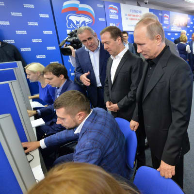 President Putin, i sällskap av premiärminister Medvedev, besöker Enade Rysslands valfunktionärer.