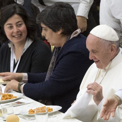 Påven åt lunch tillsammans med gästerna.