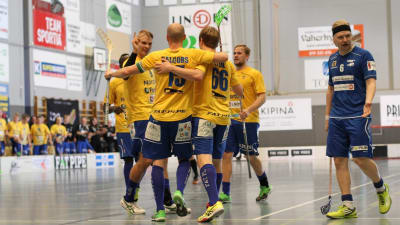 Innebandyspelare firar mål