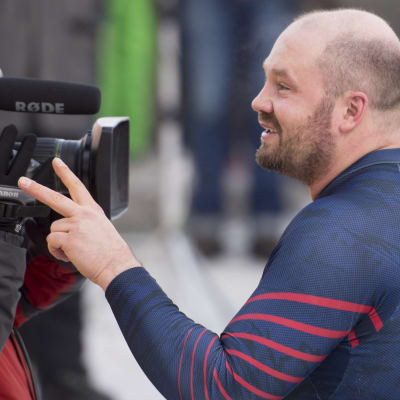 Steven Holcomb.