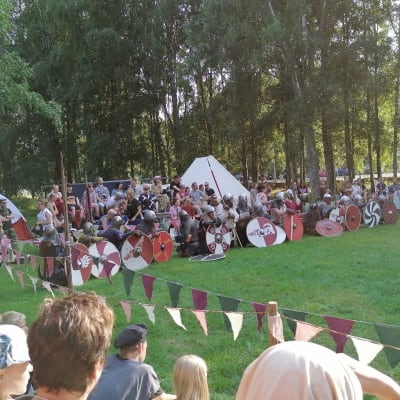 Viikinkitaistelu käynnissä Hämeen keskiaikafestivaaleilla.