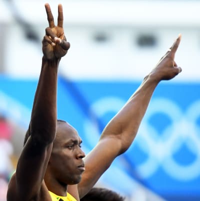 Usain Bolt lägger upp händerna mot himlen i Rio.