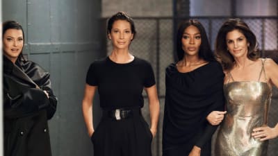 Linda Evangelista, Christy Turlington, Naomi Campbell och Cindy Crawford står bredvid varandra och poserar.