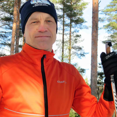 Riihimäen kaupunginjohtaja Jere Penttilä poseeraa hiihtolenkillä