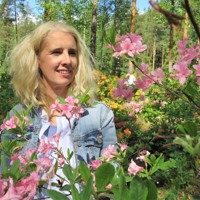Riihimäen kaupunginpuutarhuri Päivi Sundman atsaleapensaan vieressä