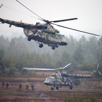 Valkovenäläiset helikopterit ja laskuvarjojääkärit keskellä sotaharjoitusta.