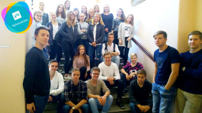 Elever i Vasa övningsskolas gymnasium som är med i Yle Nyhetsskolan.