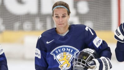 Susanna Tapani står på isen efter avslutad match.