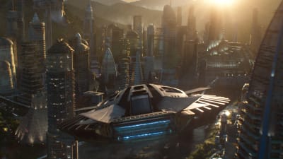 Ett rymdskepp flyger in över den futuristiska staden i Wakanda.