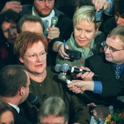 Tarja Halonen toimittajien ympäröimänä presidentinvaalien ensimmäisellä kierroksella vuonna 2000.