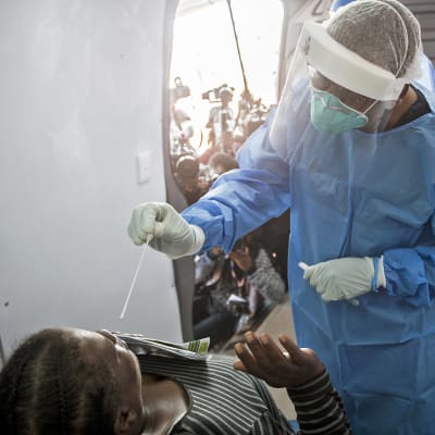Sjukskötare i Johannesburg i Sydafrika utför provtagning för coronavirus.
