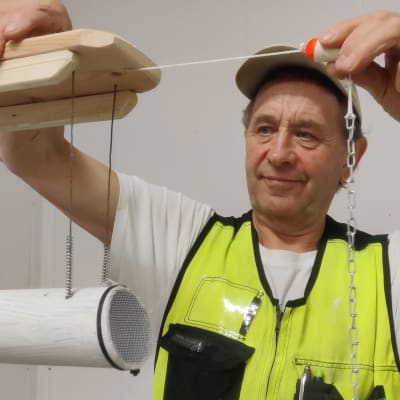 Rune Fihlman esittelee uuden kalankasvattamon pienoismallia.