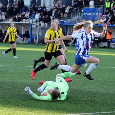 HJK:s Lotta Lindström på språng mot målet.