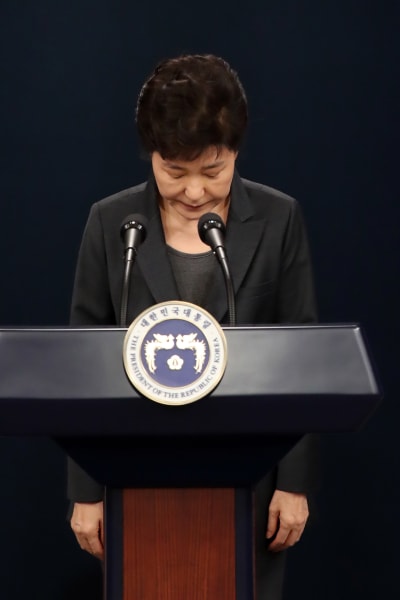 Park Geun-Hye ber om ursäkt och bugar.