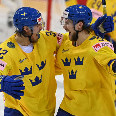Magnus Nygren och Adrian Kempe firar mål.