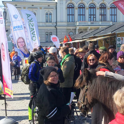 Vaalikampanjointia Tampereen Keskustorilla