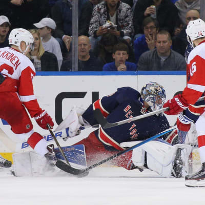 Henrik Lundqvist stoppar en puck för New York Rangers.