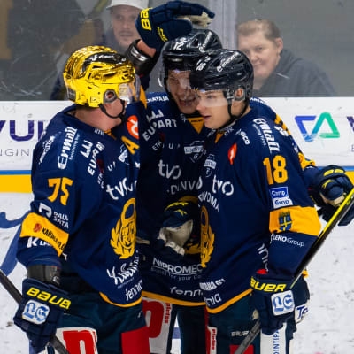 Lukkos spelare firar mål.