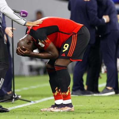 Romelu Lukaku tröstas efter match.