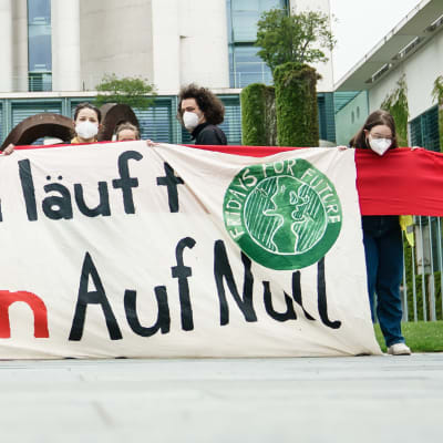 Klimataktivister demonstrar utanför förbundskanslerns kansli i Berlin
