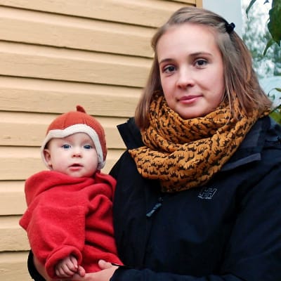 Linda Holm ja Carolina Beijar sylissään tytär Freja.