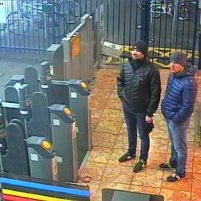De två misstänkta ryska männen fotograferade av övervakningskameror på järnvägsstationen i Salisbury