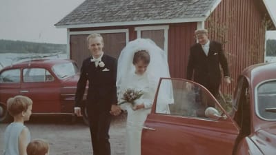 brudpar vid bil på 1960-talet