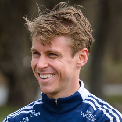 Rasmus Schüller i intervjusituation vid fotbollsplanen. 