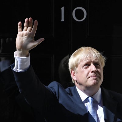 Den nyutnämnda premiärministern Boris Johnson utanför Downing Street 10 i London.