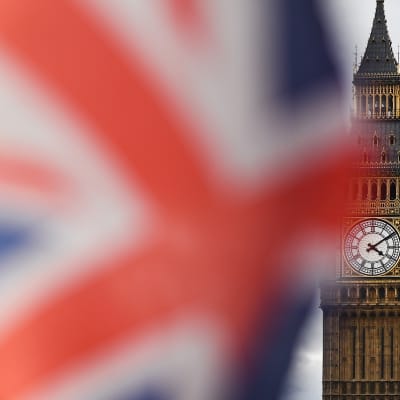 Den brittiska flaggan vajar framför Westminsterpalatset. 