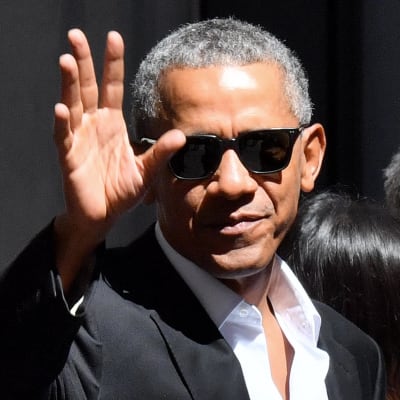 Barack Obama vinkar mot kameran under sitt besök till Milano för att hålla föredrag i maj 2017.