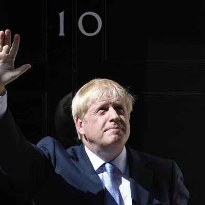 Den nyutnämnda premiärministern Boris Johnson utanför Downing Street 10 i London.