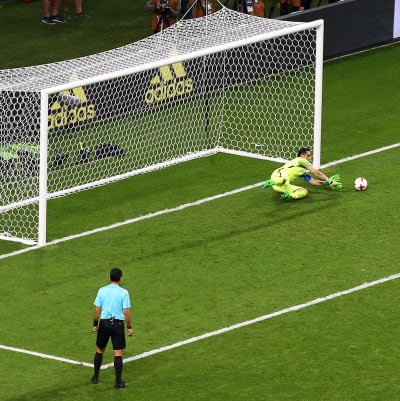 Claudio Bravo räddar Nanis straff