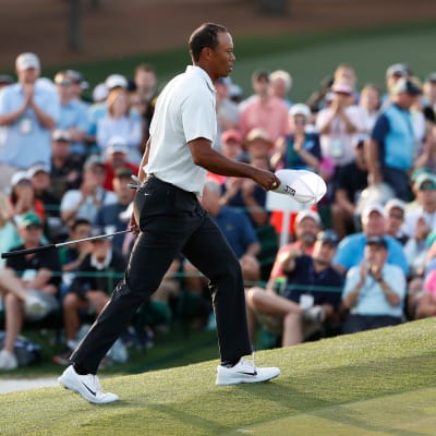 Tiger Woods kävelee kentällä.
