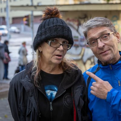 Tiina Hedborg ja Pasi Saarinen käyvät säännöllisesti Kallion leipäjonossa.