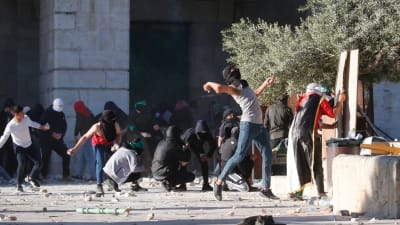 Sammandrabbningen mellan unga palestinier och israelisk polis pågick i ungefär sex timmar. Åtminstone åtta palestinier uppges ha skadats riktigt allvarligt. 